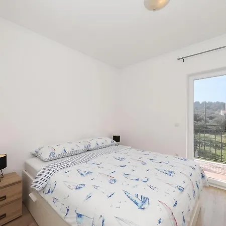 Sipina 4 * Kukljica